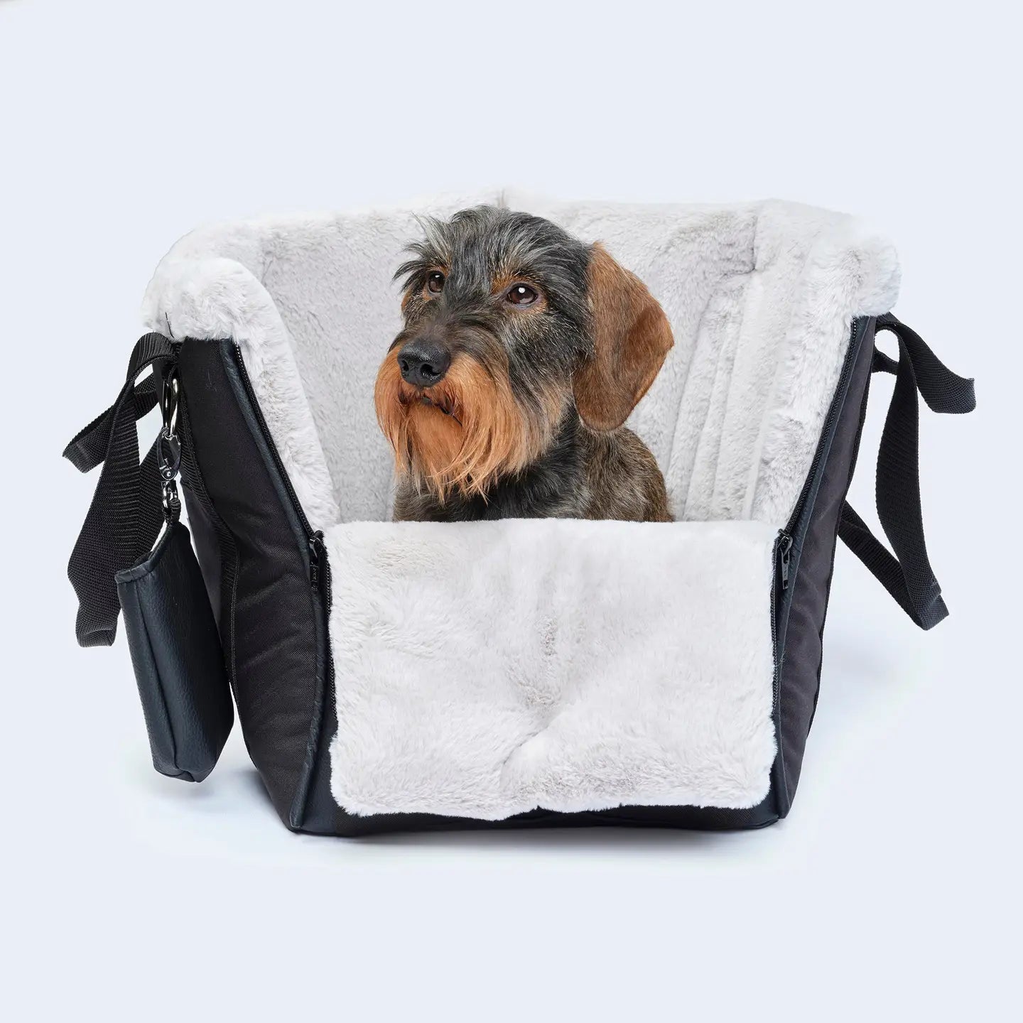Hundetasche CosyBag Frankfurt von Leopold's Finest in schwarz mit weißem Fell. Vorderansicht geöffnet mit Hund