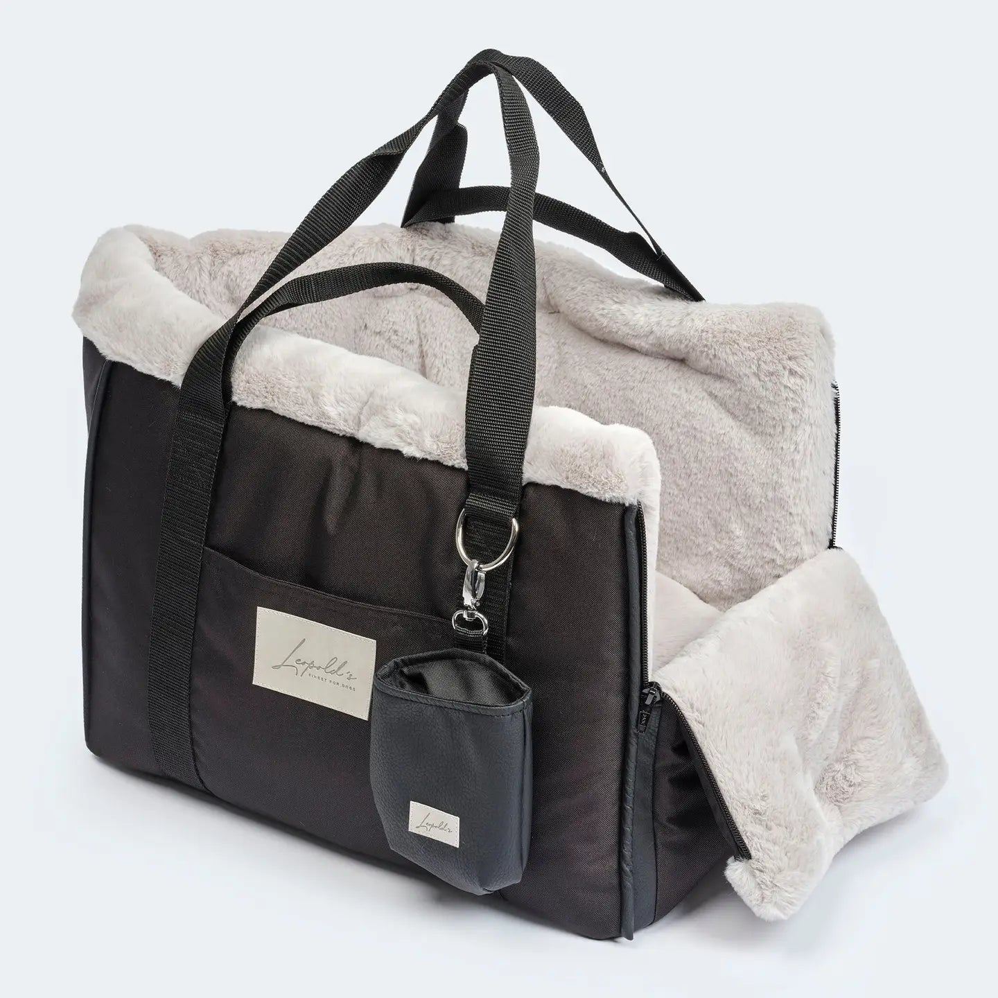 Hundetasche CosyBag Frankfurt von Leopold's Finest in schwarz mit weißem Fell. Vorderansicht geöffnet tragbar.