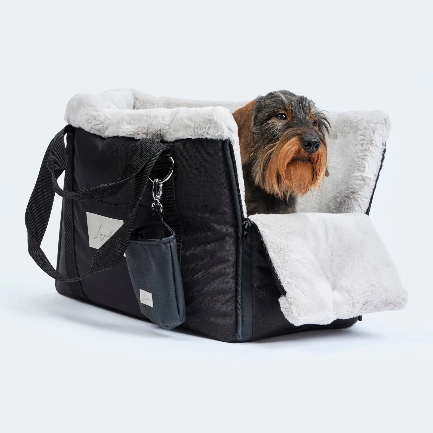 Hundetasche CosyBag Frankfurt von Leopold's Finest in schwarz mit weißem Fell. Vorderansicht mit Hund