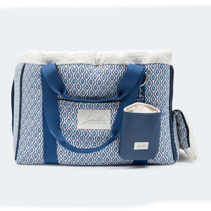 Leopold's Finest Hundetasche Santorini für Dackel und kleine Hunde in blau. Seitenansicht geöffnet, mit praktischen Tragegriffen und Kräckerbeutel.