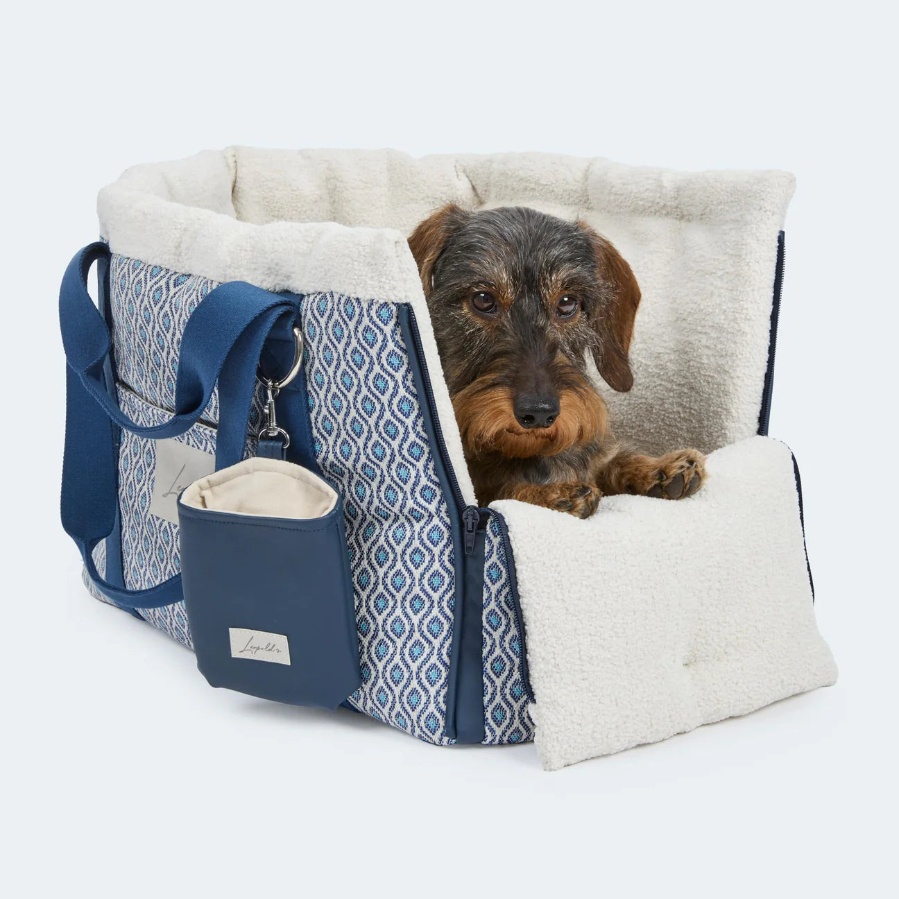 Leopold's Finest Hundetasche Santorini für Dackel und kleine Hunde in blau. Vorderansicht geöffnet mit Rauhaardackel.
