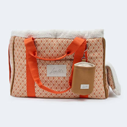 Leopold's Finest Hundetasche Santorini für Dackel und kleine Hunde in orange. Seitenansicht geöffnet, mit praktischen Tragegriffen und Kräckerbeutel.