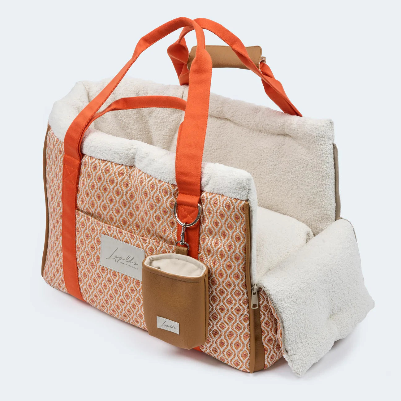 Leopold's Finest Hundetasche Santorini für Dackel und kleine Hunde in orange. Seiten- und Vorderansicht geöffnet, mit praktischen Tragegriffen und Kräckerbeutel.