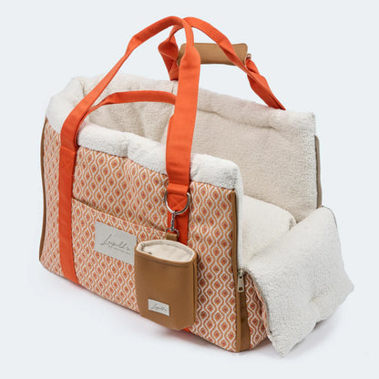 Leopold's Finest Hundetasche Santorini für Dackel und kleine Hunde in orange. Seiten- und Vorderansicht geöffnet, mit praktischen Tragegriffen und Kräckerbeutel.