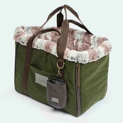 Stilvolle und kuschelige Cozybag Hundetasche namens München von Leopolds in dunkelgrün