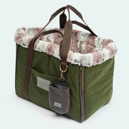 Stilvolle und kuschelige Cozybag Hundetasche namens München von Leopolds in dunkelgrün