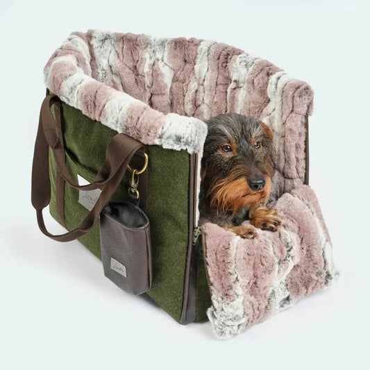 Stilvolle und kuschelige Cozybag Hundetasche namens München von Leopolds in dunkelgrün