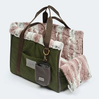 Stilvolle und kuschelige Cozybag Hundetasche namens München von Leopolds in dunkelgrün