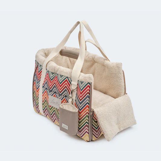 Hochwertige Hundetasche von Leopolds in beige Tönen mit bunten Details. Innen, superweiches Plüsch für extra Komfort.