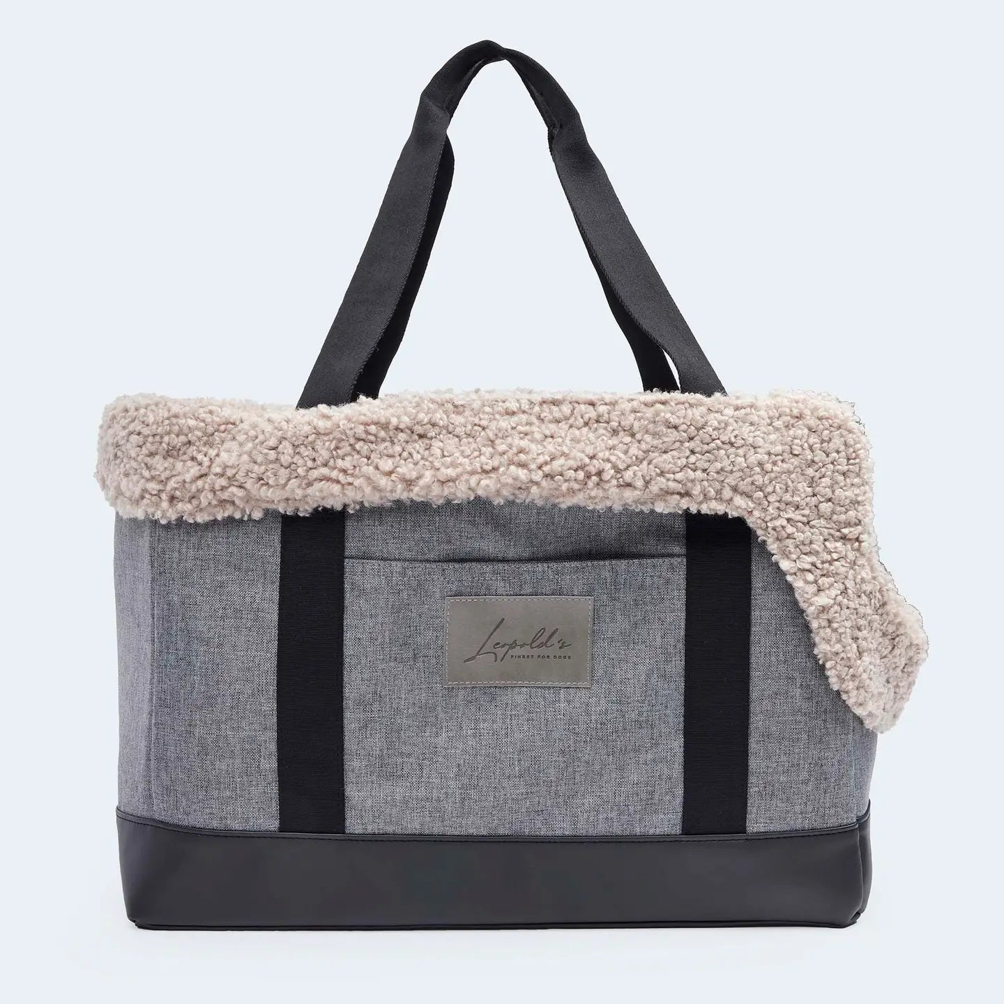 Hundetasche EasyLuxe Curly von Leopold's Finest in grau mit beige curly Fell. Seitenansicht geschlossen tragbar.