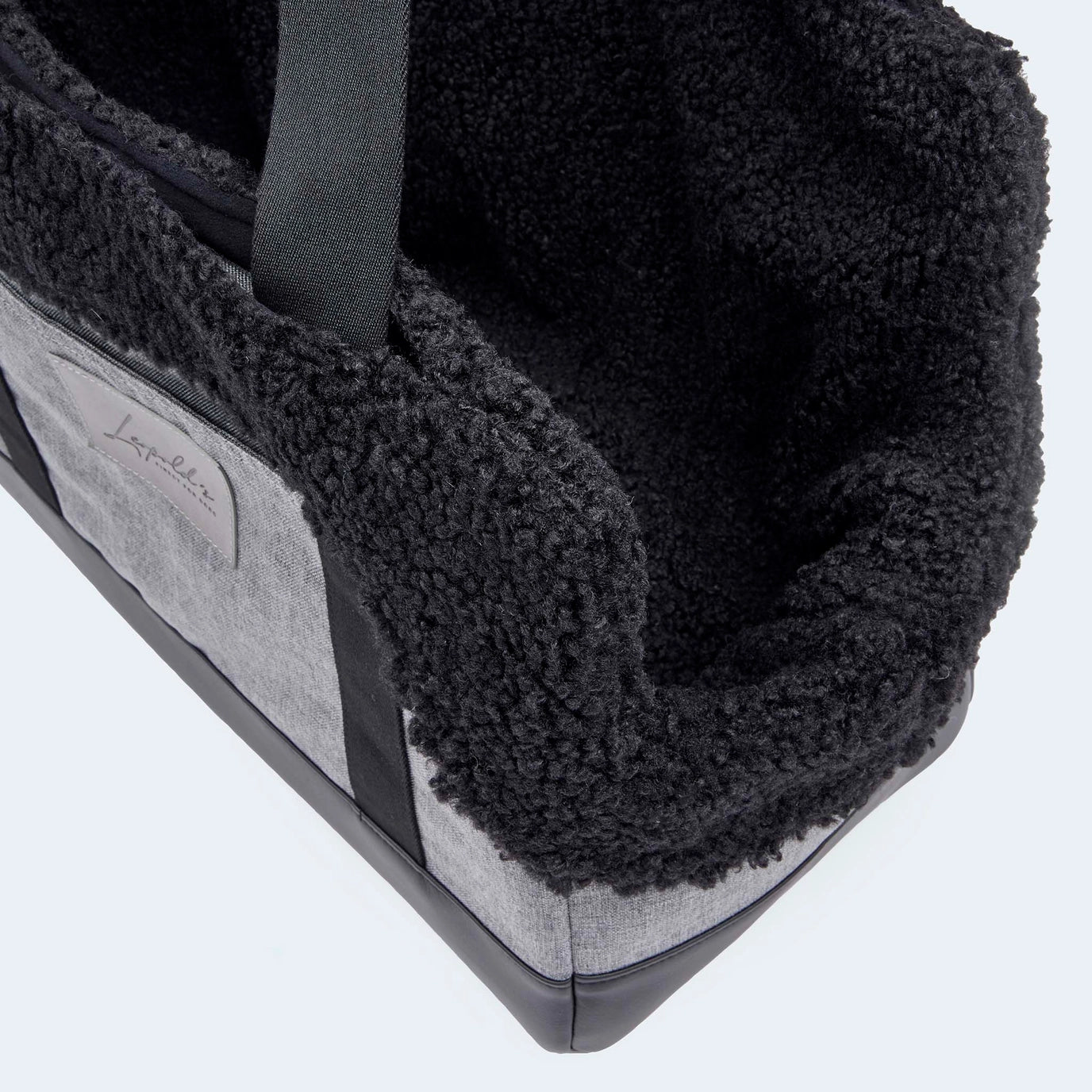 Hundetasche EasyLuxe Curly von Leopold's Finest in grau mit schwarzem curly Fell. Detailansicht vorne