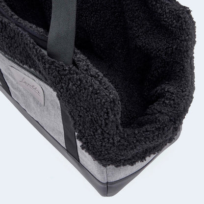 Hundetasche EasyLuxe Curly von Leopold's Finest in grau mit schwarzem curly Fell. Detailansicht vorne