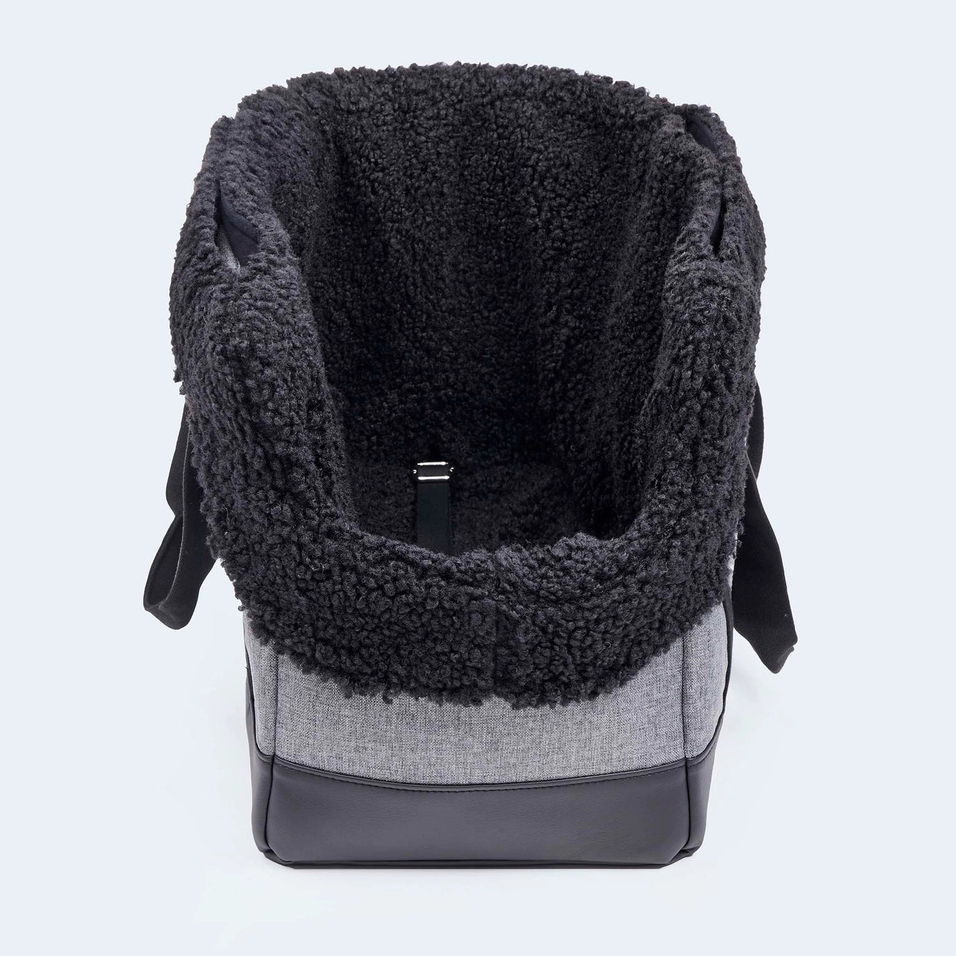 Hundetasche EasyLuxe Curly von Leopold's Finest in grau mit schwarzem curly Fell. Vorderansicht geöffnet