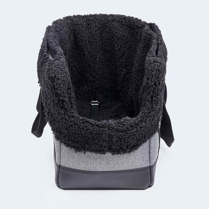Hundetasche EasyLuxe Curly von Leopold's Finest in grau mit schwarzem curly Fell. Vorderansicht geöffnet