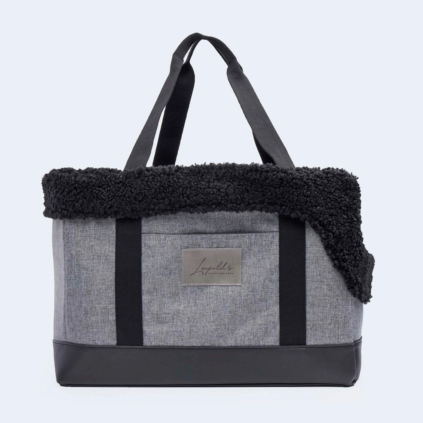 Hundetasche EasyLuxe Curly von Leopold's Finest in grau mit schwarzem curly Fell. Seitenansicht geschlossen tragbar.