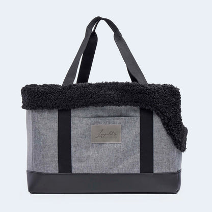 Hundetasche EasyLuxe Curly von Leopold's Finest in grau mit schwarzem curly Fell. Seitenansicht geschlossen tragbar.