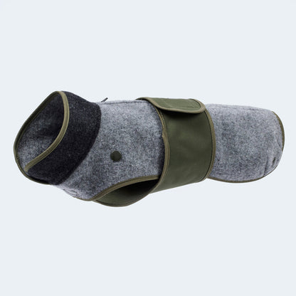 Hellgrauer Lodenmantel aus Fleece mit grünen und blauen Accessoires