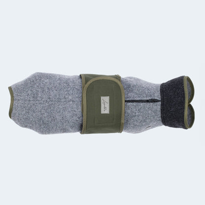 Lodenmantel aus Fleece in hellgrauer Farbe mit Dunkelgrünen und Dunkelblauen Accessoires
