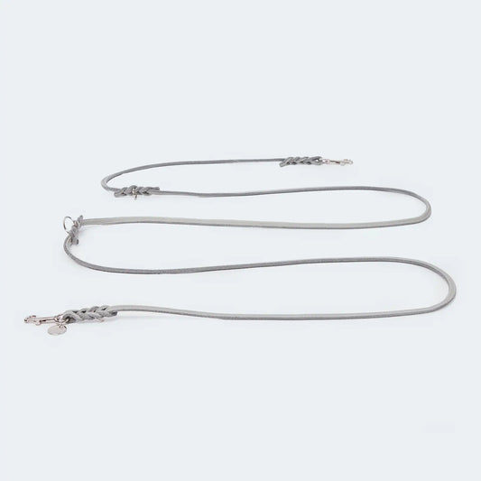 Handgefertigte hellgraue Führleine aus hochwertigem Fettleder für Hunde. Verstellbar zwischen 1-2 Meter.