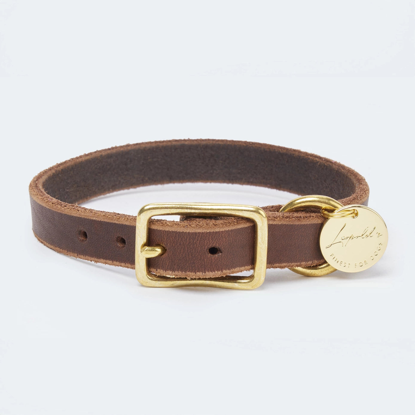 Dunkelbraun farbendes Fettleder Halsbänder für Dackel und kleine Hunde von Leopolds Finest. Mit Messing Beschlag. Ein Statement für den Sommer. Vorderansicht