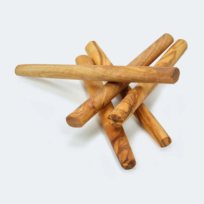 Kauholz für Hunde aus Olivenholz, Detailaufnahme des natürlichen Kauspielzeugs von Leopold's Finest