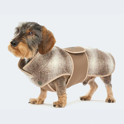 Karo Braun gemusterter Hunde Lodenmantel von Leopold’s Finest – warme Hundekleidung aus Lodenstoff und Softshell für kleine Hunde und Dackel.