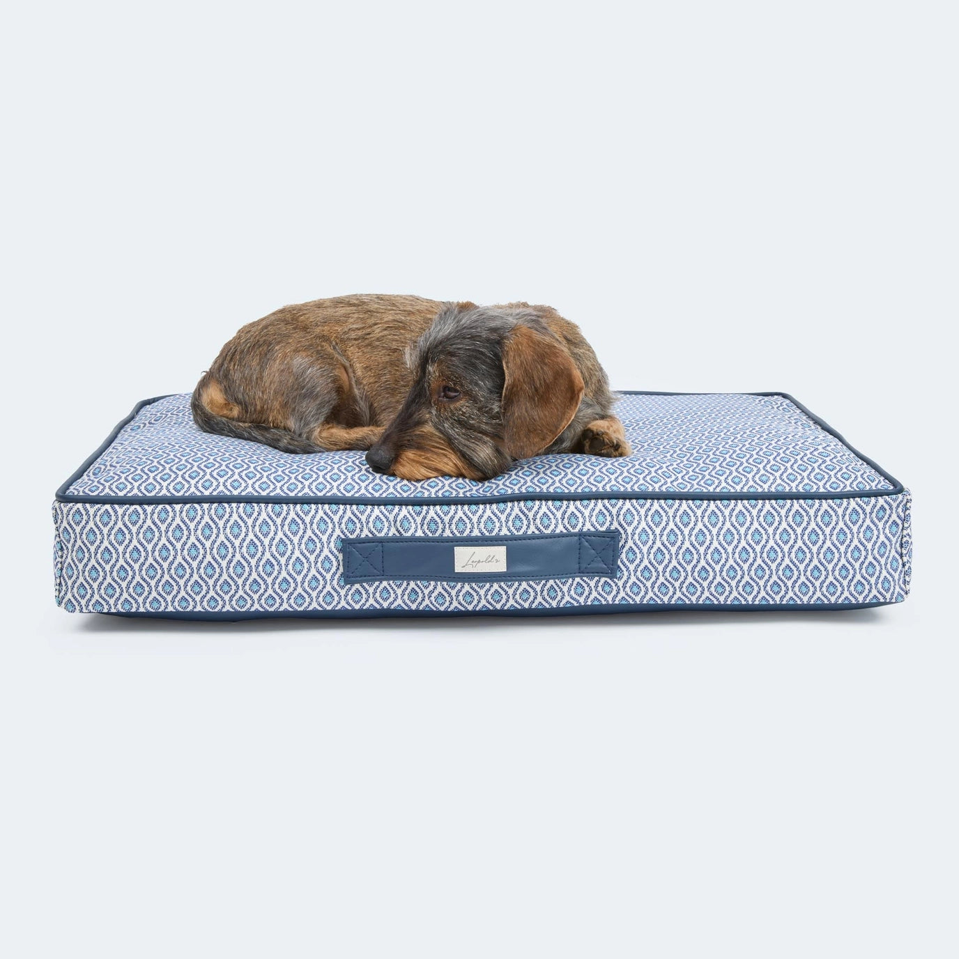 Orthopädisches Hundekissen Santorini von Leopold's Finest in Blau. Das Kissen ist Indoor und Outdoor geeignet. Frontale Ansicht