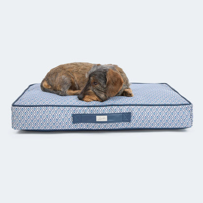 Orthopädisches Hundekissen Santorini von Leopold's Finest in Blau. Das Kissen ist Indoor und Outdoor geeignet. Frontale Ansicht