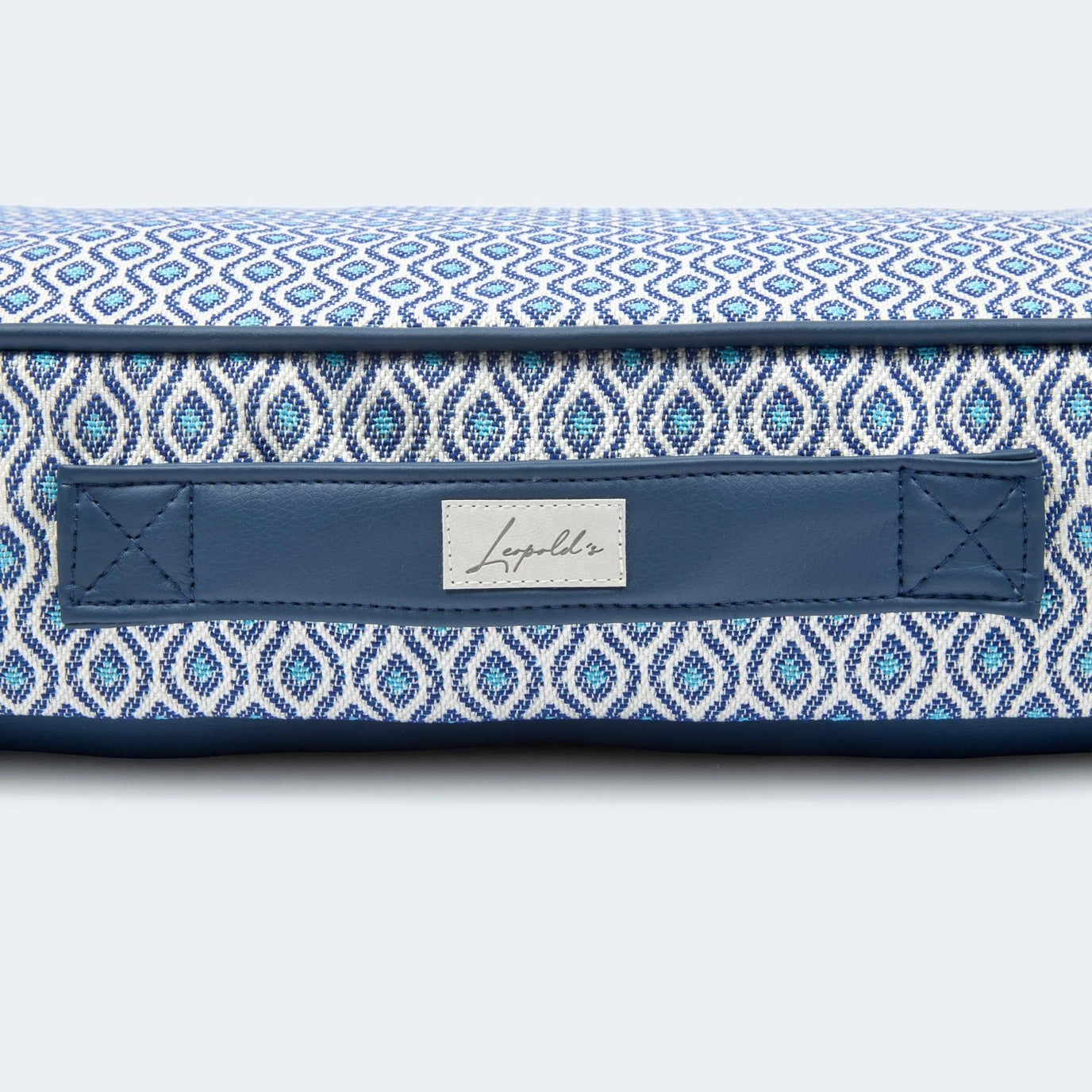 Detailansicht vom orthopädischem Hundekissen Santorini von Leopold's Finest in blau. Das Kissen ist Indoor und Outdoor geeignet.