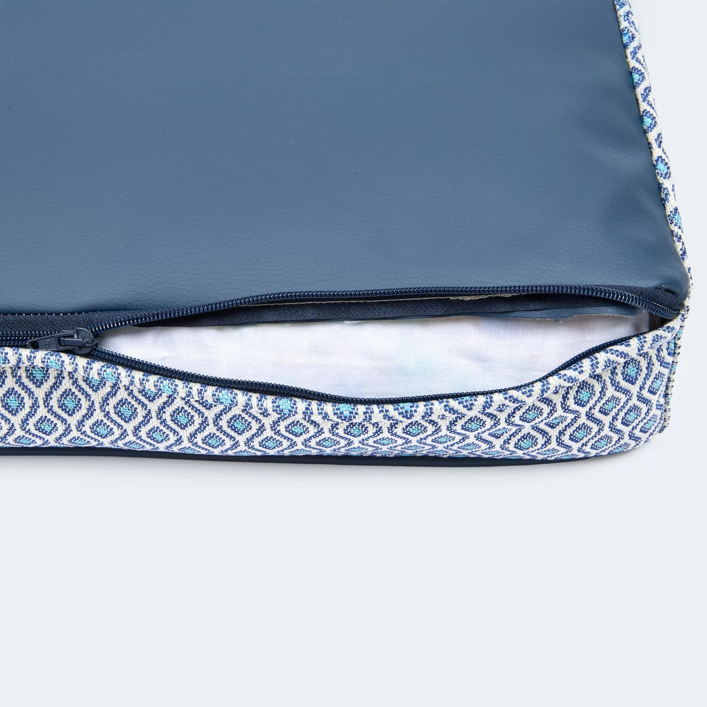 Detailansicht vom orthopädischem Hundekissen Santorini von Leopold's Finest in blau. Das Kissen hat ein waschbaren Bezug.