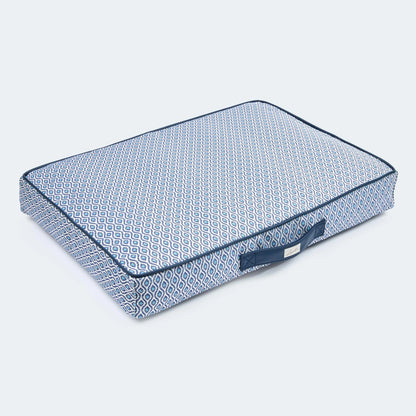 Top-Down Ansicht vom orthopädischem Hundekissen Santorini von Leopold's Finest in blau. Das Kissen ist Indoor und Outdoor geeignet.