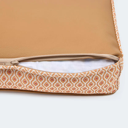 Detailansicht vom orthopädischem Hundekissen Santorini von Leopold's Finest in orange. Das Kissen hat ein waschbaren Bezug.