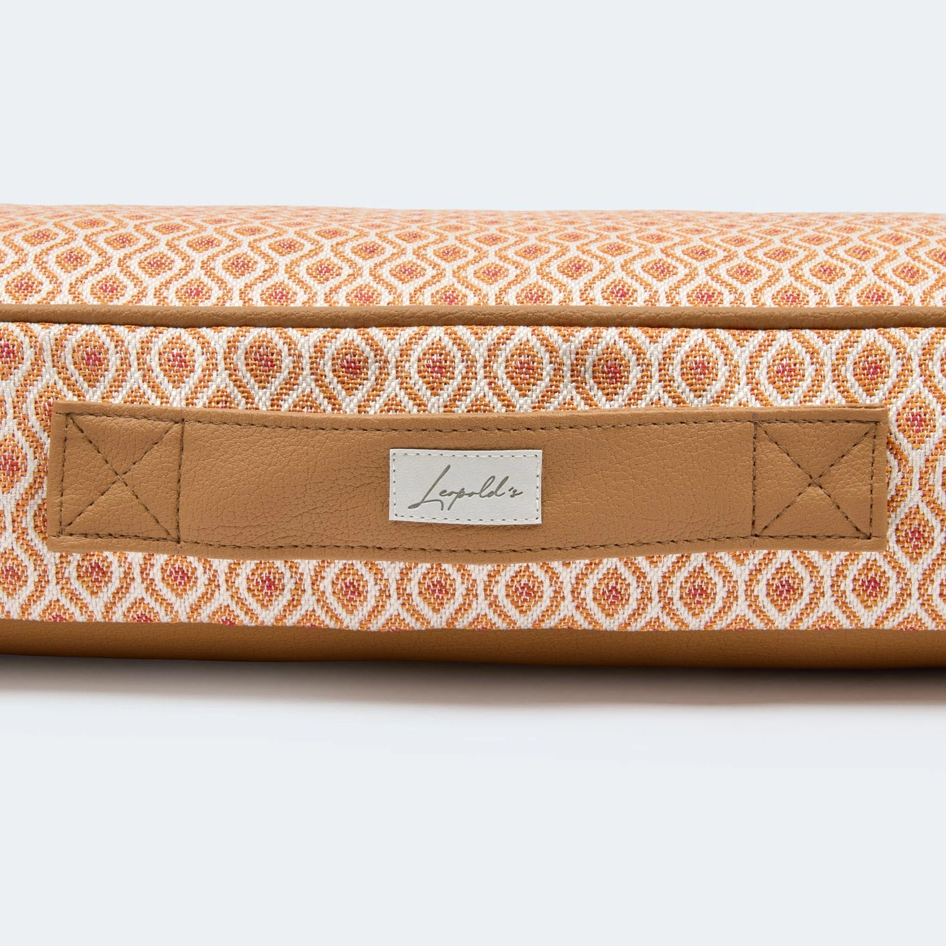 Detailansicht vom orthopädischem Hundekissen Santorini von Leopold's Finest in orange. Das Kissen ist Indoor und Outdoor geeignet.