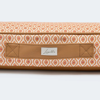 Detailansicht vom orthopädischem Hundekissen Santorini von Leopold's Finest in orange. Das Kissen ist Indoor und Outdoor geeignet.