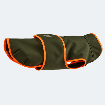 Handgefertigter Softshell Hundemantel in grün-orange. Sorgt für Sicherheit an dunklen Winter Tagen