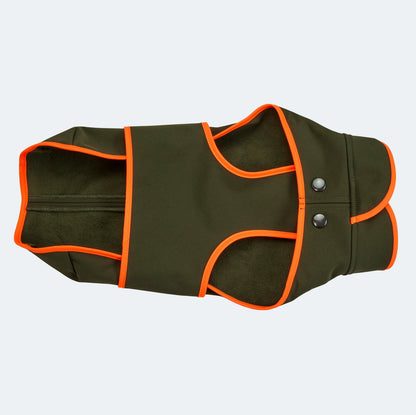 Handgefertigter Softshell Hundemantel in grün-orange. Sorgt für Sicherheit an dunklen Winter Tagen