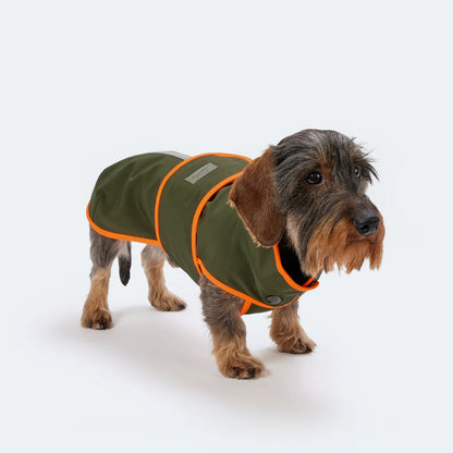Handgefertigter Softshell Hundemantel in grün-orange. Sorgt für Sicherheit an dunklen Winter Tagen