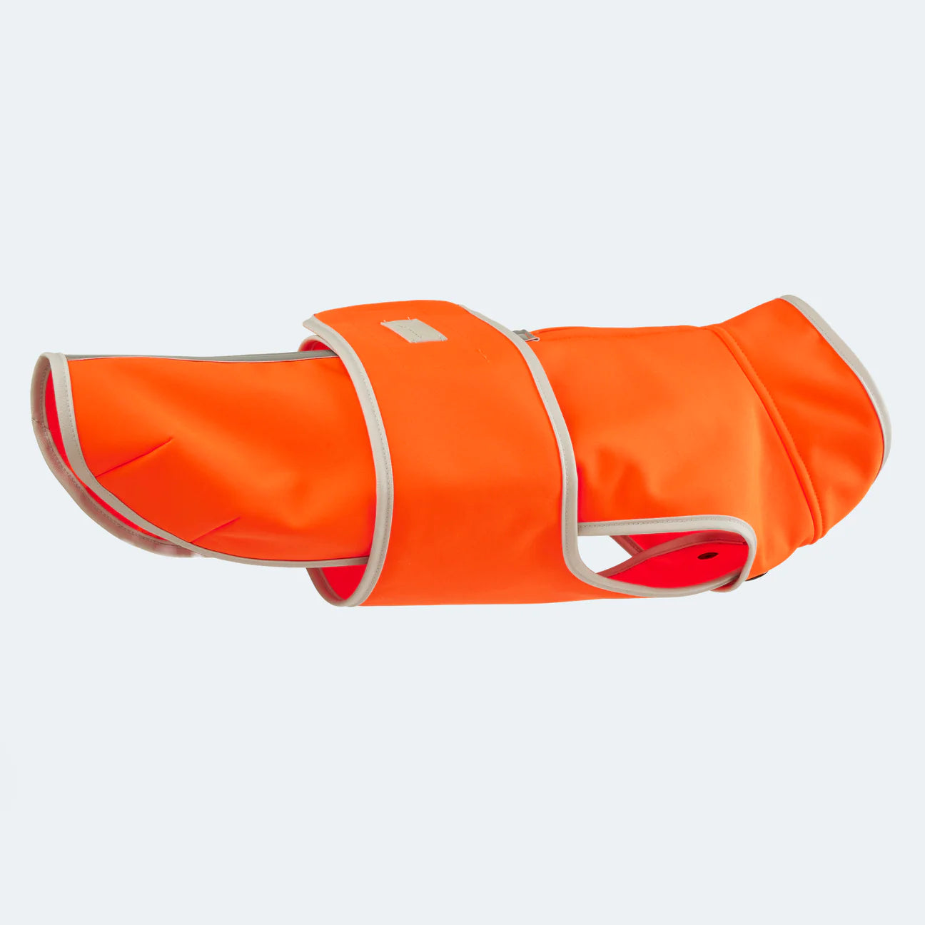Handgefertigter Softshell Hundemantel in grün-orange. Sorgt für Sicherheit an dunklen Winter Tagen