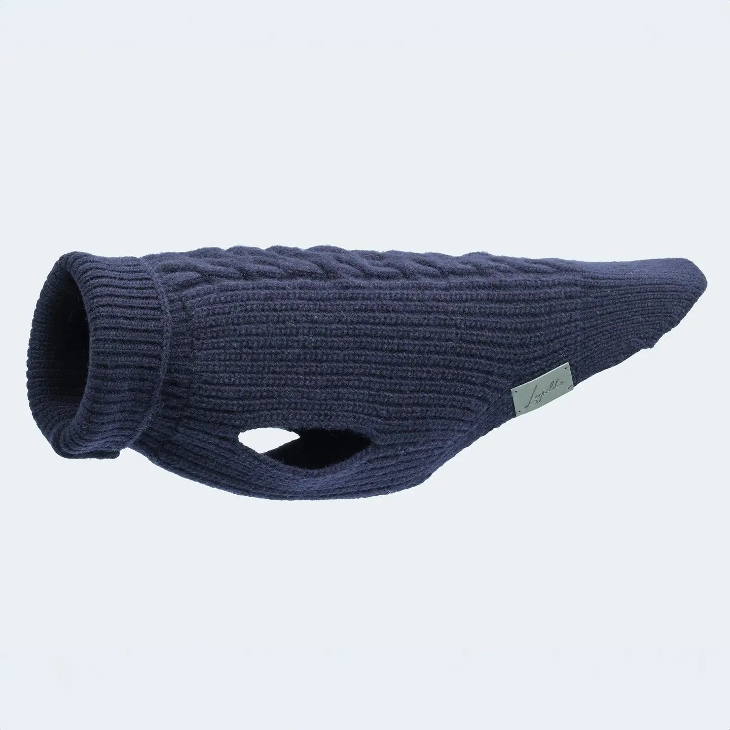 Blauer Hundepullover aus Strick von Leopold’s Finest – warme Hundekleidung mit Zopfmuster für kleine und mittelgroße Hunde.