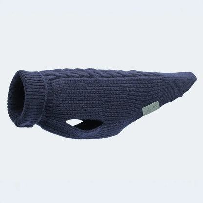 Blauer Hundepullover aus Strick von Leopold’s Finest – warme Hundekleidung mit Zopfmuster für kleine und mittelgroße Hunde.