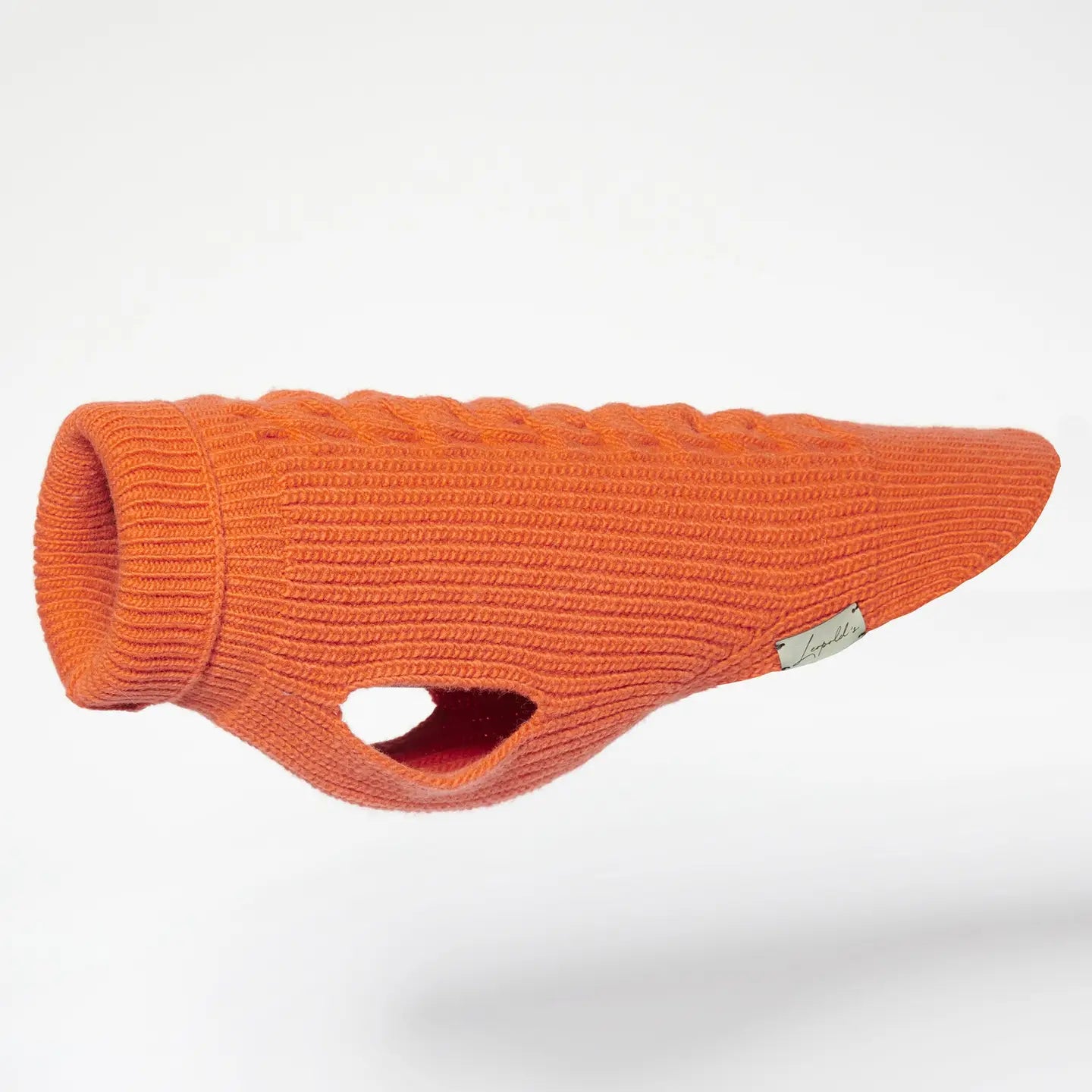 Oranger Hundepullover aus Strick von Leopold’s Finest – warme Hundekleidung mit Zopfmuster für kleine und mittelgroße Hunde.