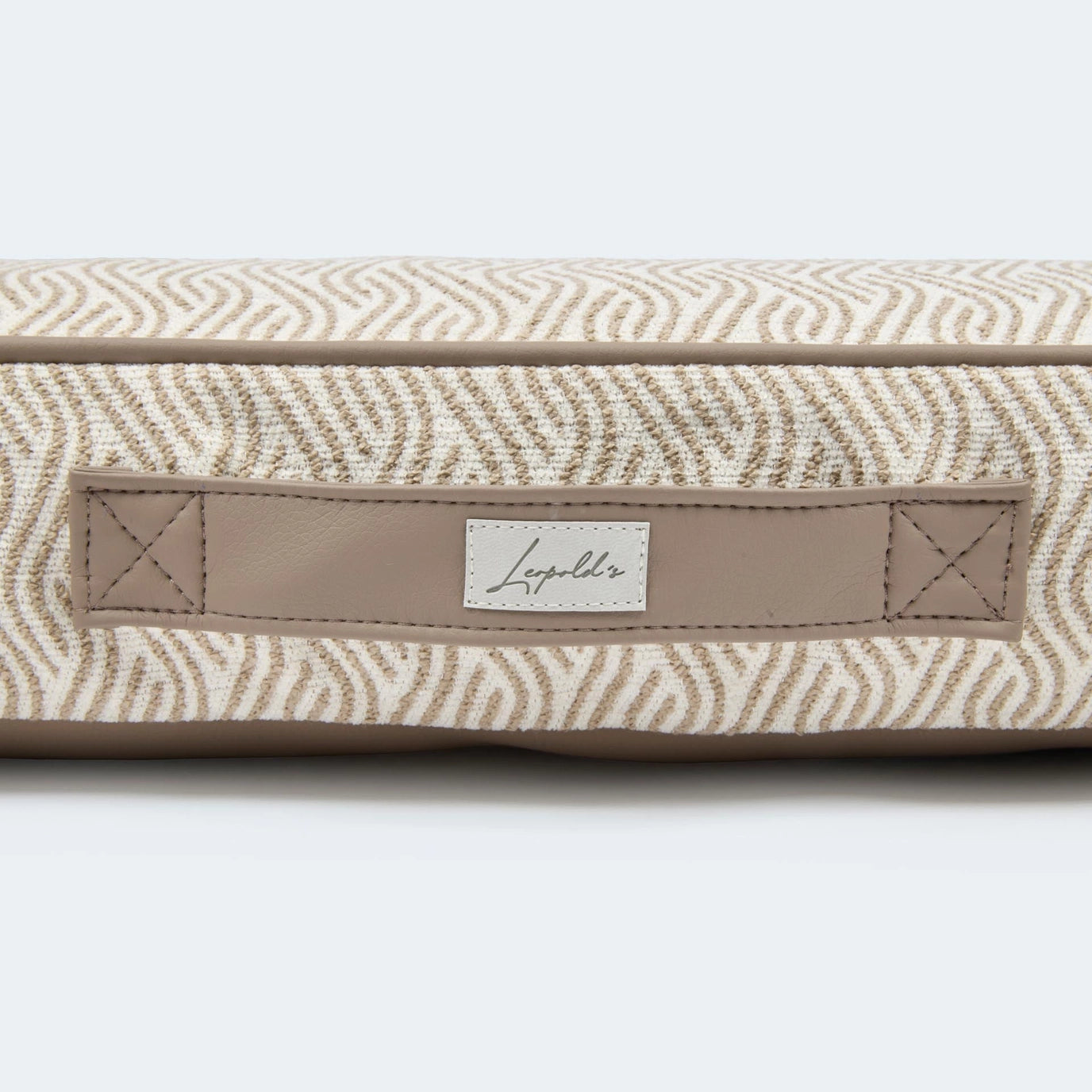 Orthopädisches Hundekissen von Leopolds Finest. Modell Toscana in der Farbe beige - Nachaufnahme Tragegriff.