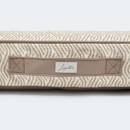 Orthopädisches Hundekissen von Leopolds Finest. Modell Toscana in der Farbe beige - Nachaufnahme Tragegriff.
