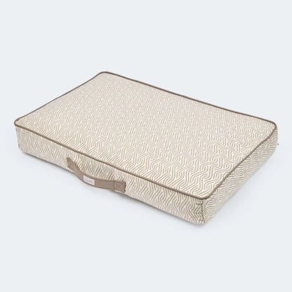 Orthopädisches Hundekissen von Leopolds Finest. Modell Toscana in der Farbe beige - Vorderansicht schräg