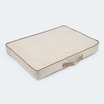 Orthopädisches Hundekissen von Leopolds Finest. Modell Toscana in der Farbe beige - Vorderansicht schräg