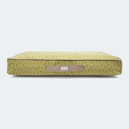 Orthopädisches Hundekissen von Leopolds Finest. Modell Toscana in der Farbe grün - Vorderansicht von unten.