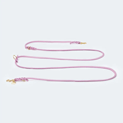 Handgefertigte Führleine aus hochwertigem Fettleder in der Farbe Flieder für Hunde. Verstellbar zwischen 1-2 Meter.