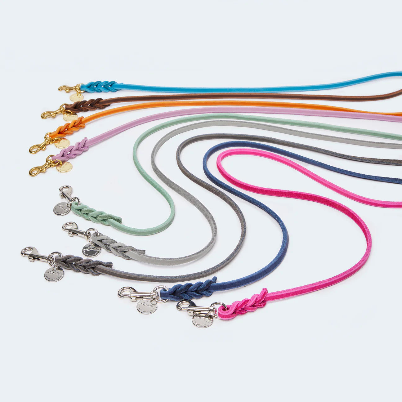 Hochwertige Führleinen aus Fettleder für Hunde. In verschiedenen Farben sowie silbernen und goldenen Beschlägen erhältlich.