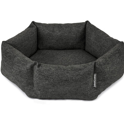 Hexagon geformtes Katzenbett Calma von Miacara in der Farbe Dunkelgrau