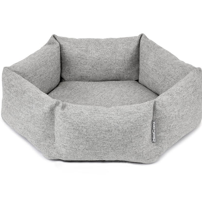Hexagon geformtes Katzenbett Calma von Miacara in der Farbe Hellgrau